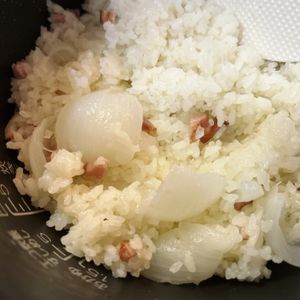 えみりーの作ってみた!投稿(バター香る♪新玉ねぎとベーコンの炊き込みごはん)