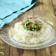さっぱりつるっと食べられる♪ぶっかけ梅おくらそうめん