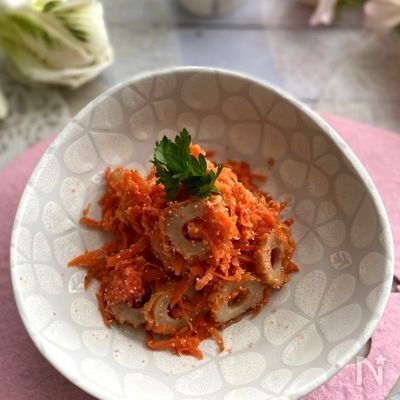あと一品やお弁当に！　レンジで作る人参とちくわの明太子和え
