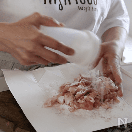 豚肉に下味をつけて片栗粉をまぶす