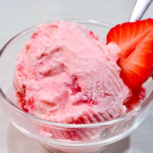 まゆの作ってみた!投稿(【濃厚いちごアイス】ポリ袋でもみもみ♪)