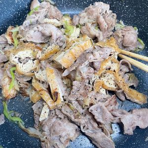 1251934の作ってみた!投稿(ねぎがとろ甘♡ご飯がススム『厚揚げと豚バラの旨塩炒め』)