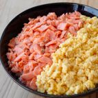 【ワンパン♪鮭と卵の二色そぼろ】お弁当のおかずにも！