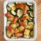 少ない手間で作れる！ソーセージと野菜のオーブン焼き