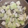 10分で簡単♪【春キャベツとひき肉の旨だれ炒め】の工程2