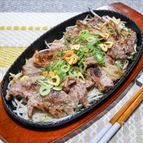 フライドガーリックで食べる鉄板ジュージューカルビ焼肉