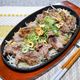 フライドガーリックで食べる鉄板ジュージューカルビ焼肉