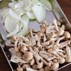 『鶏もも肉としめじの塩レモン煮』サッパリとして旨みたっぷり!の工程1