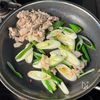 【豚肉と長ネギの香ばし塩焼きそば】ラクうま♡やみつきの一皿♪の工程1