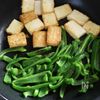 旨味たっぷり【厚揚げとピーマンのおかかバター炒め】お弁当にもの工程2