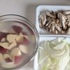 さつまいもとしめじ入り【秋のポークチャップ】の工程1