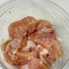 【ぷりっと柔らか】鶏むね肉とピーマンのトリチリの工程1