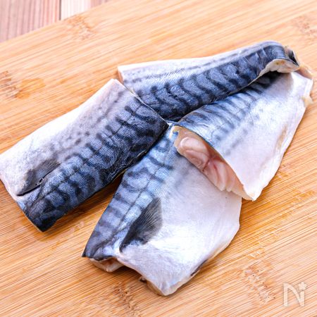 塩さばを半分に切る