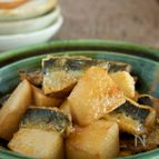 揚げ里芋といわしの煮物