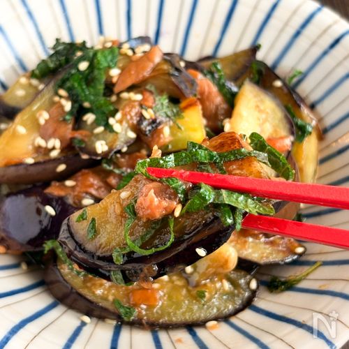 【酸味がクセになる♡】ナスの梅しそ照り焼き