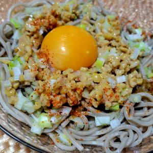 ヴェルの作ってみた!投稿(あったかつゆだくで食べる！月見納豆のぶっかけ蕎麦)