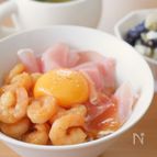 10分で完成🙌〈生ハムとえびのユッケ丼〉おうちカフェ風