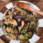 【茄子とニラの中華そぼろあん】ご飯にのせても美味しい！
