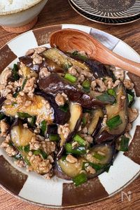 【茄子とニラの中華そぼろあん】ご飯にのせても美味しい！