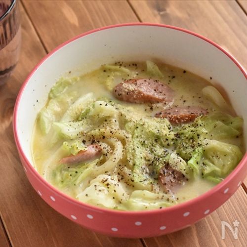 【キャベツとウインナーの豆乳うどん】スープまで飲み干したい!