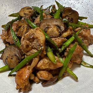 楽ラク手抜キッチン🐶🐾の作ってみた!投稿(鶏もも肉とアスパラガスの白だしにんにく炒め)