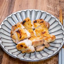 パリパリ皮が美味しい「鶏の塩水焼き」