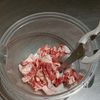 レンジで簡単！新玉ねぎ入り肉うどんの工程1