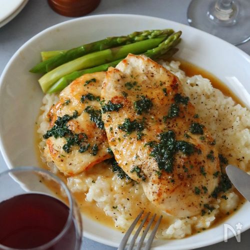 鶏むね1枚でビストロ級！チキンソテー　エスカルゴバターソース