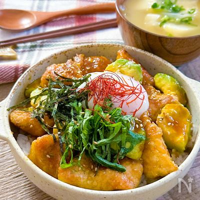 ボリューム満点◎鶏肉とアボカドのユッケ風丼
