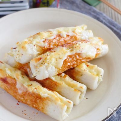 キャベツ入り竹輪の七味マヨチーズ焼き
