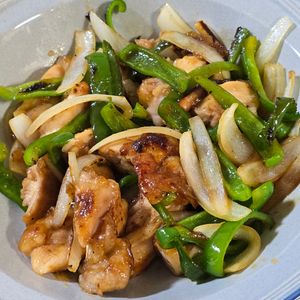 zabuの作ってみた!投稿(行列の定食屋さんの🍚ピーマンと玉葱のテリヤキチキン炒め🤩)