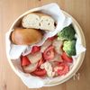 流行りの蒸籠で!【鶏むね肉とトマトの洋風せいろ蒸し】の工程2