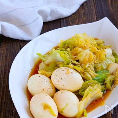 ゆで卵とキャベツの味噌バター煮