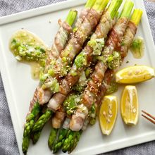 アスパラの肉巻きネギ塩ソースがけ