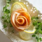 スモークサーモンの、薔薇の花サラダ