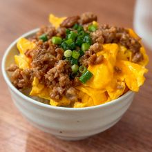 【とろたまそぼろ丼】そぼろと卵が相性抜群🍚🥢