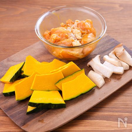 鶏むね肉は切って調味料をもみ込み、野菜は食べやすい大きさに切る