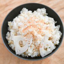 炊飯器で簡単♪やさしいおいしさ！れんこんの炊き込みごはん