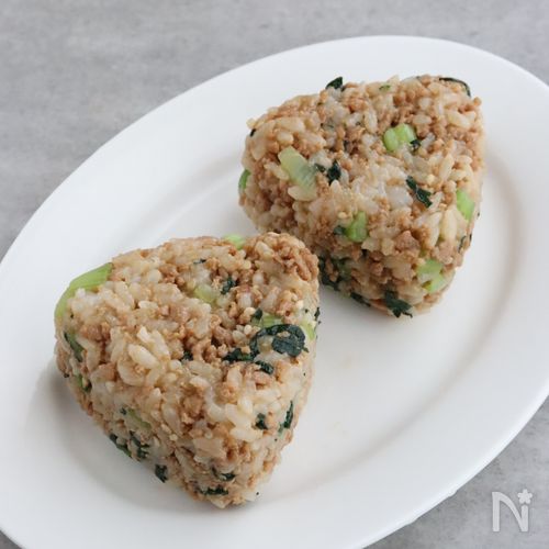 作り置きにも超万能！小松菜と鶏そぼろのおにぎり