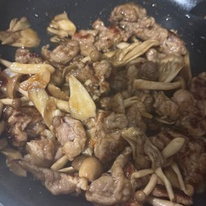 さやかの作ってみた!投稿(豚肉とたっぷりきのこのにんにく醤油炒め)