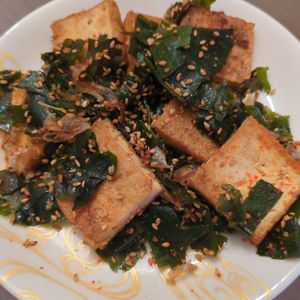 たりおの作ってみた!投稿(簡単５分！【厚揚げとわかめのピリ辛ごま炒め】クセになる美味さ)