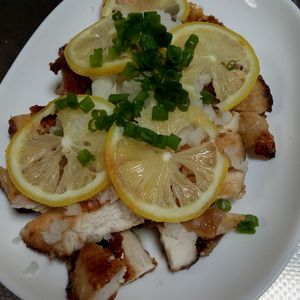 鶏皮坊主の作ってみた!投稿(ガリバタレモンおろし🤭💕鶏むね肉のチキンステーキ)