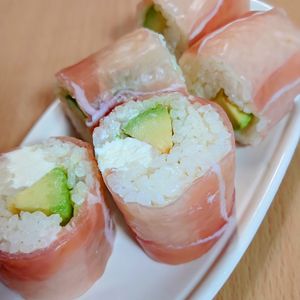 まゆのの作ってみた!投稿(お醤油いらずの生ハム巻き寿司•アボカド•クリチ)