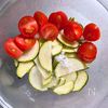 切って和えるだけ！トマトとズッキーニのさっぱりマリネの工程1