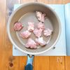 ほっくり長芋に鶏の旨み♡長芋と鶏ももの梅だし煮の工程1