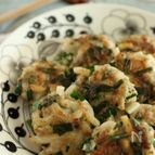 混ぜて焼くだけ！絶品！「うどん餃子」