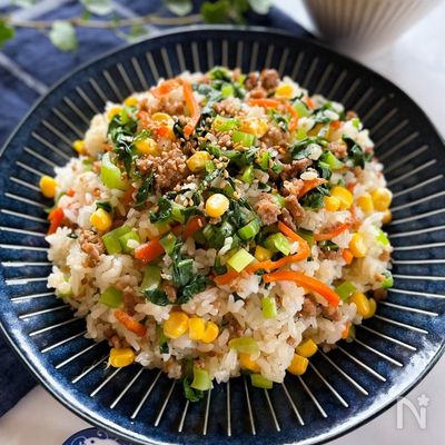 炒めて混ぜるだけ♪【豚ひき肉と小松菜の混ぜごはん】