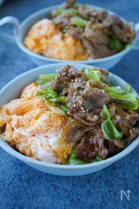 ご飯進む♡『キャベツと豚こまのとろたま味噌炒め丼』