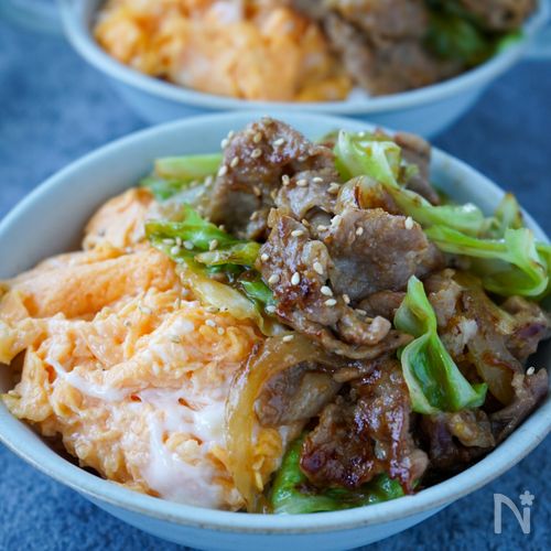 ご飯進む♡『キャベツと豚こまのとろたま味噌炒め丼』