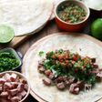 本場メキシコの味！豚肉とサルサのタコス